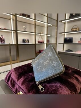 RARE Authentic Vintage Retro Iconic Minimalist Luis Vuitton Monogram Zip Wallet